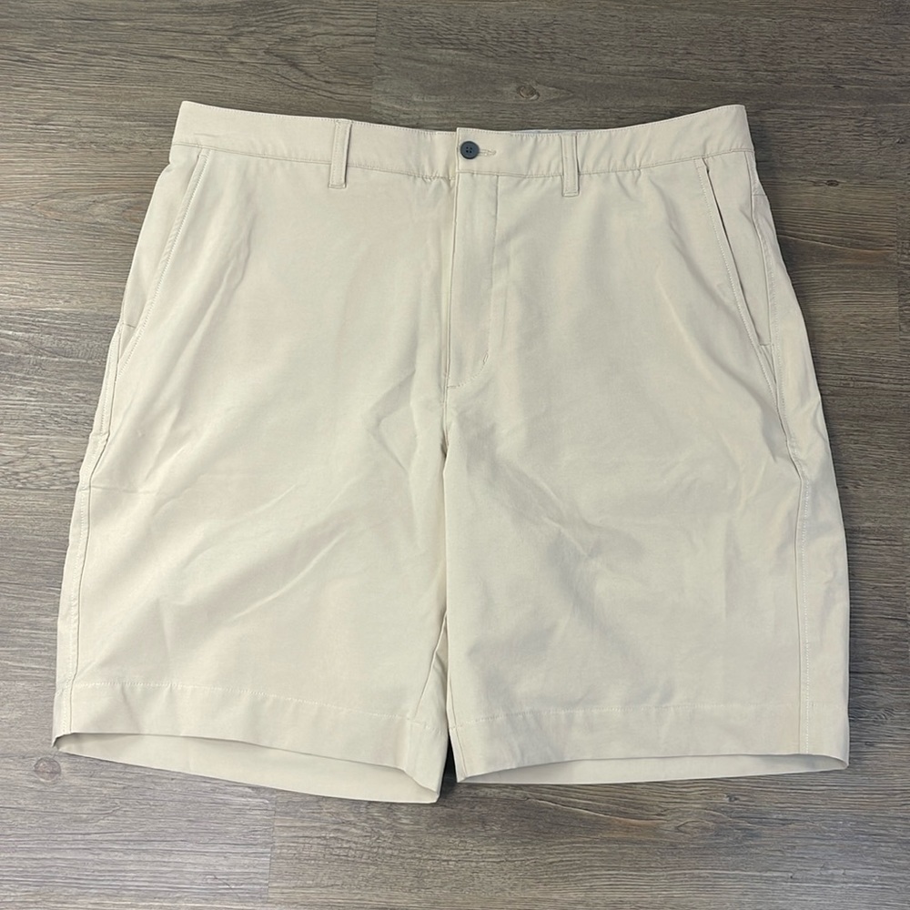 Bermuda Sands Men’s Hybrid Khaki Shorts, size 36